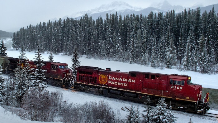 Un train dans la neige.