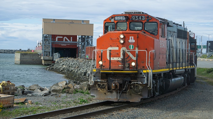 Un train devant un navire.