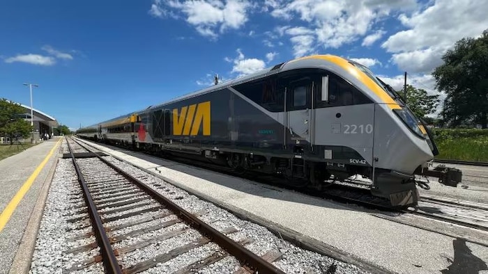 Un nouveau train à l'effigie de VIA Rail en gare.