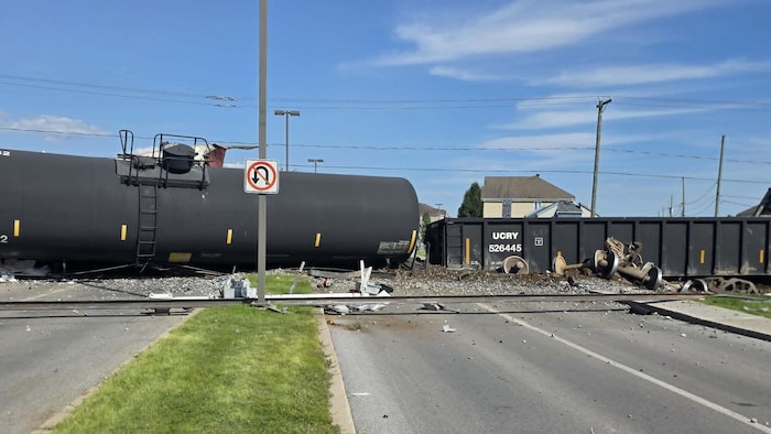Un train déraillé en pleine rue.