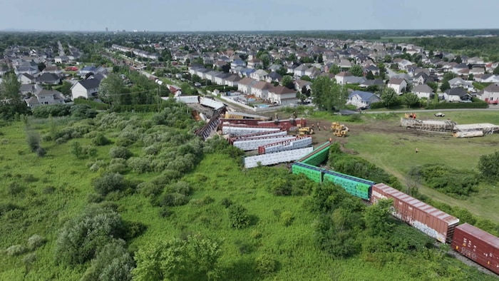 Les wagons d'un train qui a déraillé sont renversés en accordéon à quelques mètres de résidences.