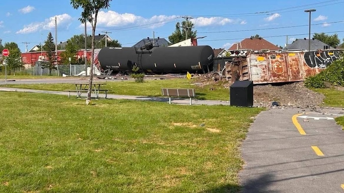 Des wagons et des débris jonchent le chemin de fer, à Repentigny, dans le secteur Le Gardeur, entre le boulevard J.-A. Paré et la rue de la Paix.