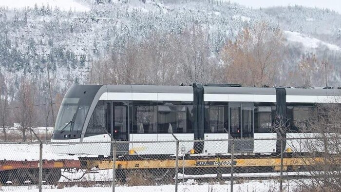 Prototype de la nouvelle ligne de train léger d’Eglinton qui quitte l’usine de Bombardier à Thunder Bay.