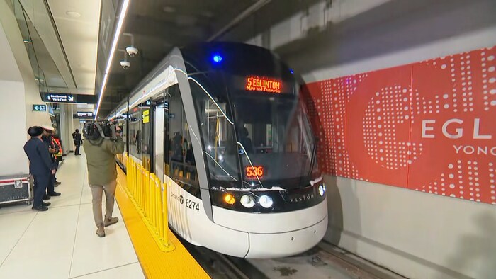 Un train léger de la ligne Eglinton Crosstown arrêté à une station à Toronto, le 6 février 2026.