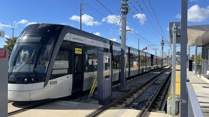 Un train léger d’Eglinton à un arrêt à Toronto, le 8 octobre 2025.