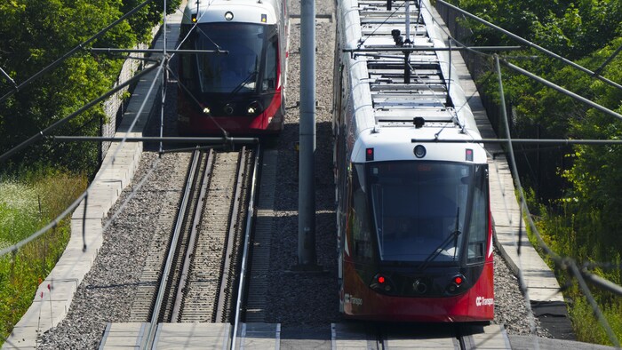 Deux tains légers d'Ottawa sur la ligne de la Confédération.