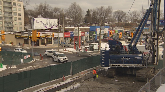 Ouvriers et machines sur le chantier de construction.