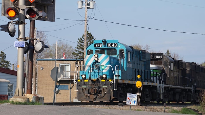 Le transport de marchandises est possible sur le premier tronçon du rail; on aperçoit ici un train à Matapédia
