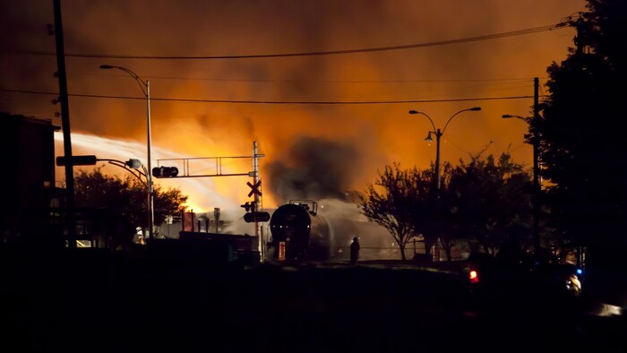 Les pompiers combattent les flammes à la suite de la tragédie ferroviaire de Lac-Mégantic.