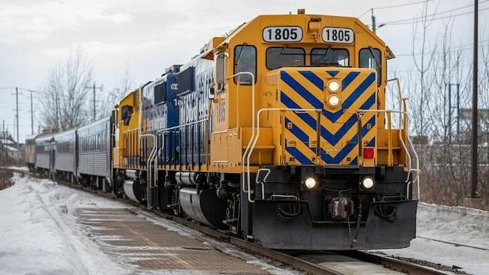 Un train d'Ontario Northland tire des wagons de passagers.