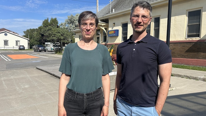 Aimée Lévesque et Jérôme Guay prennent la pose devant la gare de Rimouski.