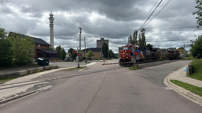 Un train arrêté sur la voie.