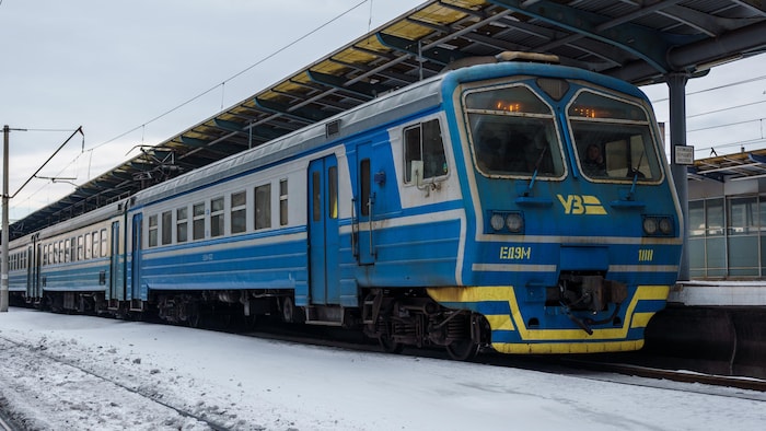 Un train dans une gare à Kiev.