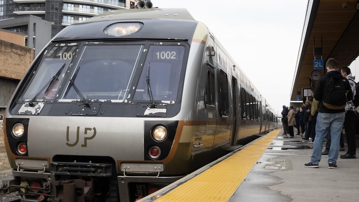 Un train du service UP Express, qui assure la liaison entre le centre-ville de Toronto et l’aéroport Pearson, à la station de la rue Bloor.