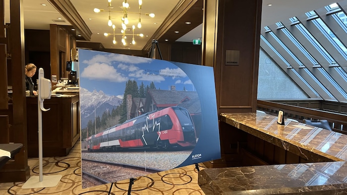 Dans le Petroleum Club à Calgary, il y a une pancarte avec l'image d'un train dans une gare dans les rocheuses Albertaines. 