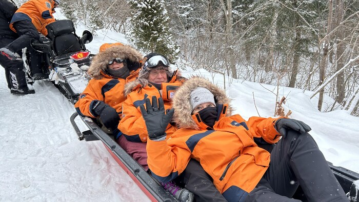 Des touristes dans un traîneau.