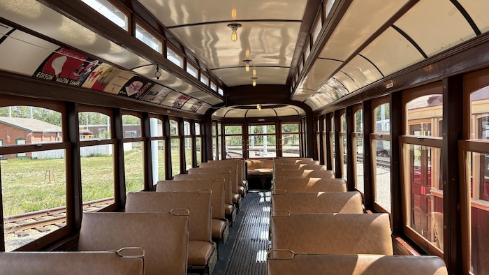 L'intérieur vide d'un wagon de tramway.