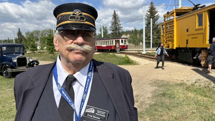 Ernie Bastide devant d'anciens trains remis sur les rails pour l'événement.