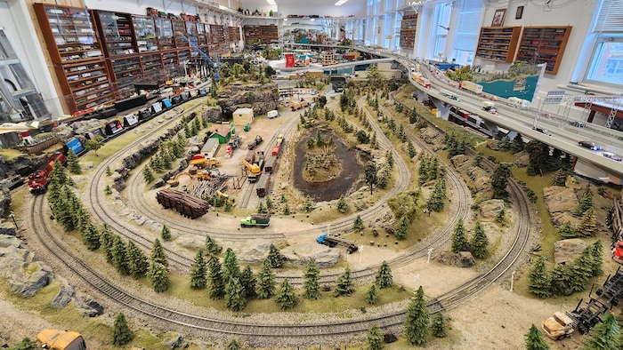 Une maquette géante, de la grandeur d'une pièce, d'une reconstitution en miniature d'un vaste réseau ferroviaire à Shawinigan.