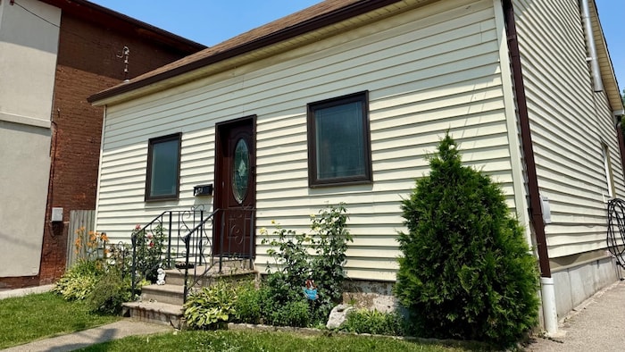 Une petite maison modeste.