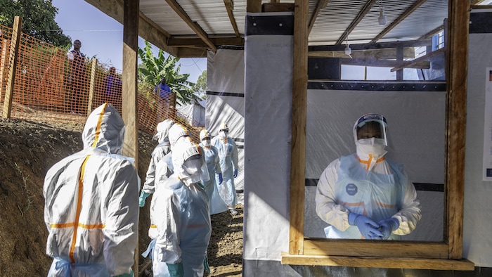 Des professionnels de la santé se tiennent dans un nouveau centre de traitement d'Ebola.
