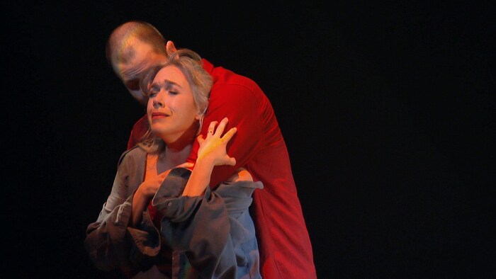 Deux comédiens s'enlacent. 