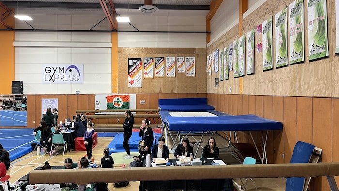 Un trampoline dans un gymnase de gymnastique.