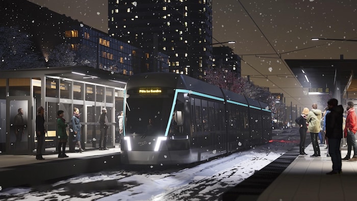 Une rame de tramway, en hiver, la nuit.