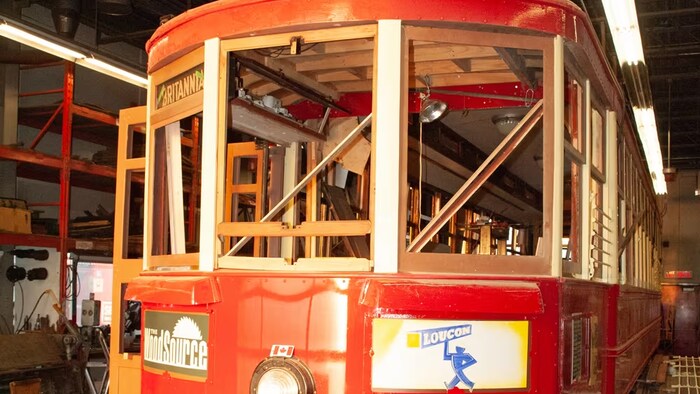 Le wagon d'un tramway en cours de restauration.