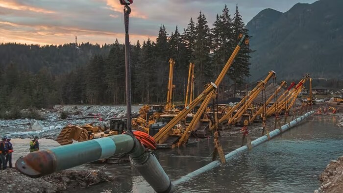 Des tuyaux de pipeline dans l'eau