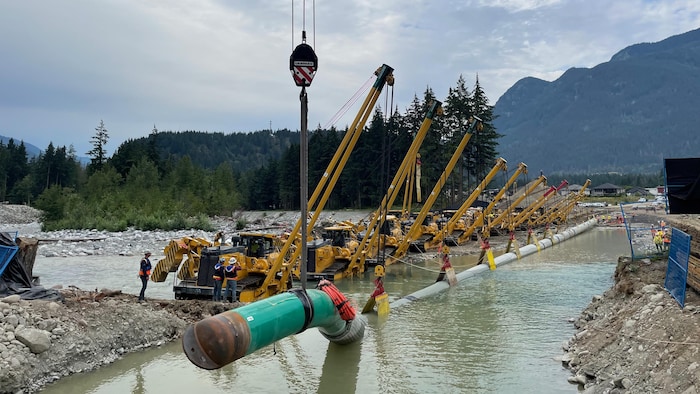 Un pipeline déposé dans une rivière.