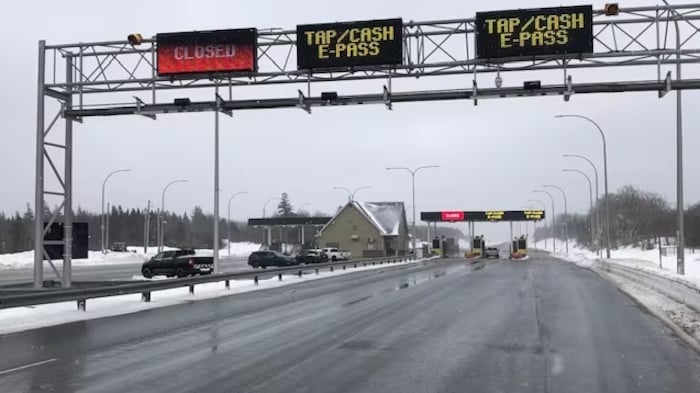 Un poste de péage sur une autoroute.
