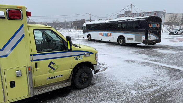 Vue du nez d'une ambulance. Un autobus voyageur est visible plus loin.