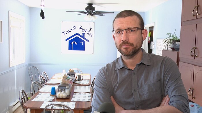David Leboeuf se tient devant la salle à manger de Transit Sept-Îles.