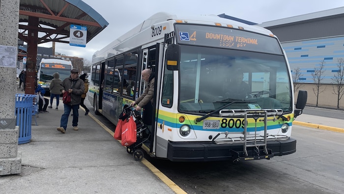 Un passager descend du bus de transport en commun au centre-ville de Windsor