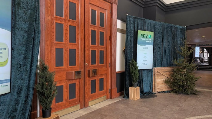 Une porte d'entrée dans un hôtel.