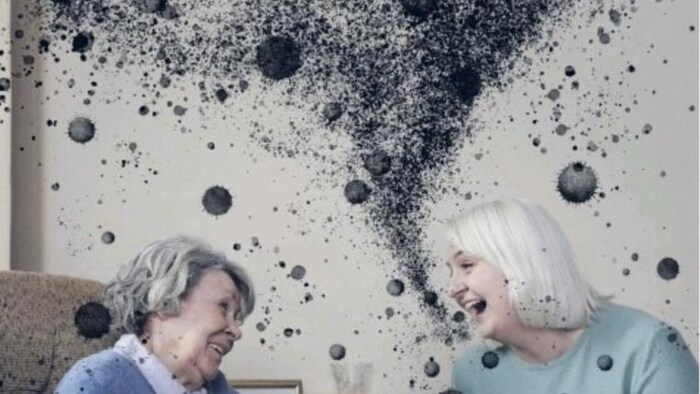 Une affiche montrant deux femmes qui parlent et un nuage de particules qui les entoure.