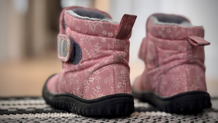 Une paire de chaussures pour enfants. 