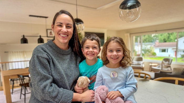 Sacha Nadeau pose avec ses deux enfants.