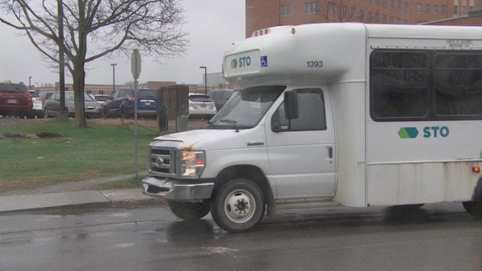 Un autobus de transport adapté de la STO devant l'Hôpital de Hull.