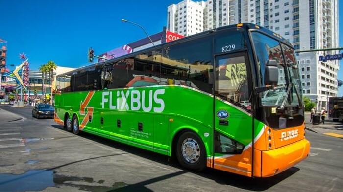 Un autobus aux couleurs de FlixBus.