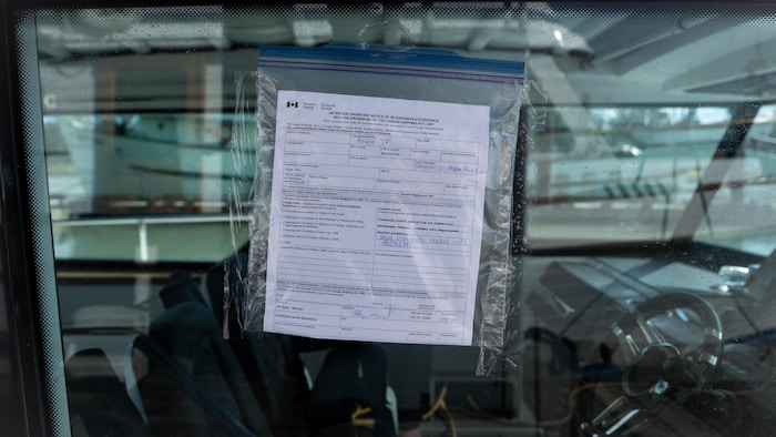 Un avis de Transports Canada est apposé sur la vitre d'un bateau.