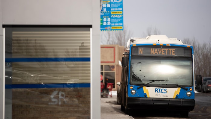 Un autobus de la Régie de transport en commun de Shawinigan en hiver.