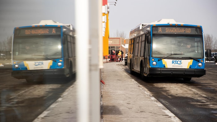 Un autobus de la Régie de transport en commun de Shawinigan en hiver.
