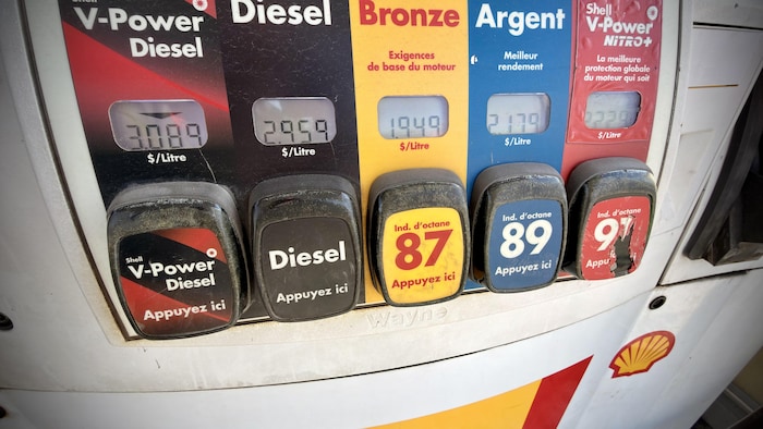Une pompe à carburant indique 2,959 $ le litre de diesel.