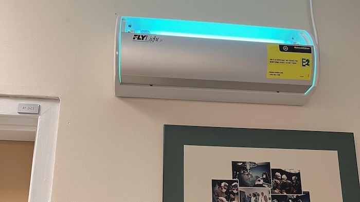 Un piège à mouche a été installé à l'entrée du bloc opératoire en raison de la présence d'insectes.