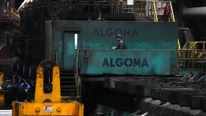 Un travailleur dans une usine.