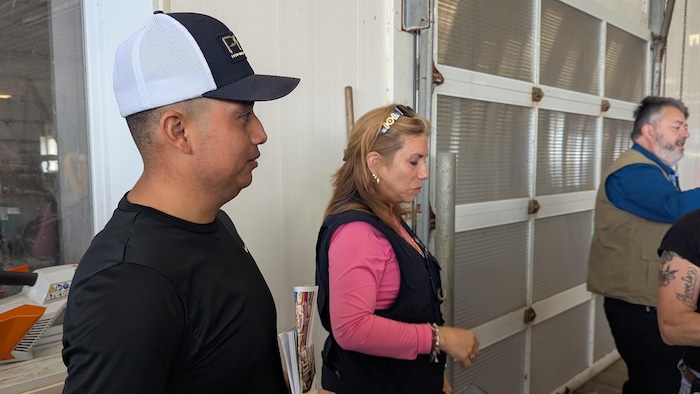 Sergio Noé Ramirez Santos écoute avec attention les propos qui se disent dans la visite de la ferme. Il tient des documents dans ses mains.