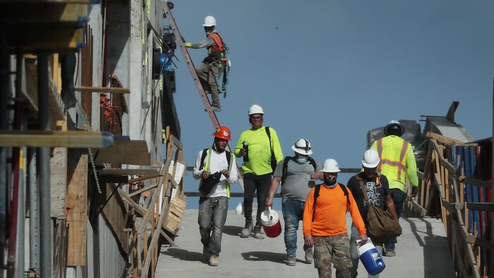 Des ouvriers en bâtiment.