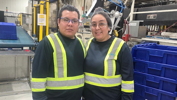 Un homme et une femme dans une usine.